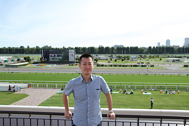 札幌競馬場をバックにマスター記念写真