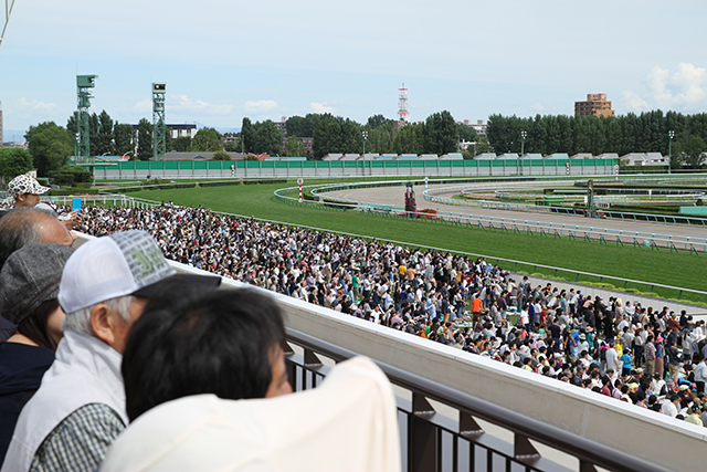 あっといまに！第２レースで芝スタンドが満員！